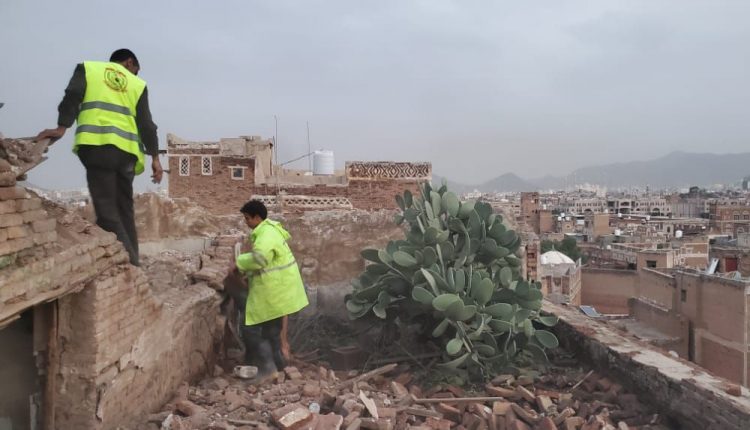 مصلحة الدفاع المدني والهيئة العامة للمحافظة على المدن التاريخية تزيلان مبنى كان مهددا بالانهيار3