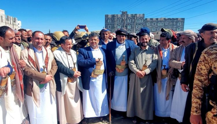 الحوثي يشرف على انهاء قضية قتل بين ال الضبياني وال جسار بمغرب عنس بذمار .