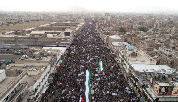 يوم الحشر بصنعاء.. مشاهد جوية تقعشر لها الأبدان في صنعاء للبراءة من الخونة وتمسكا بقضية فلسطين